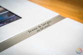Detalles de grabado de nombres en Album Boda en chapa de Aluminio